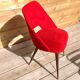 Chaise moumoute rouge pieds compas