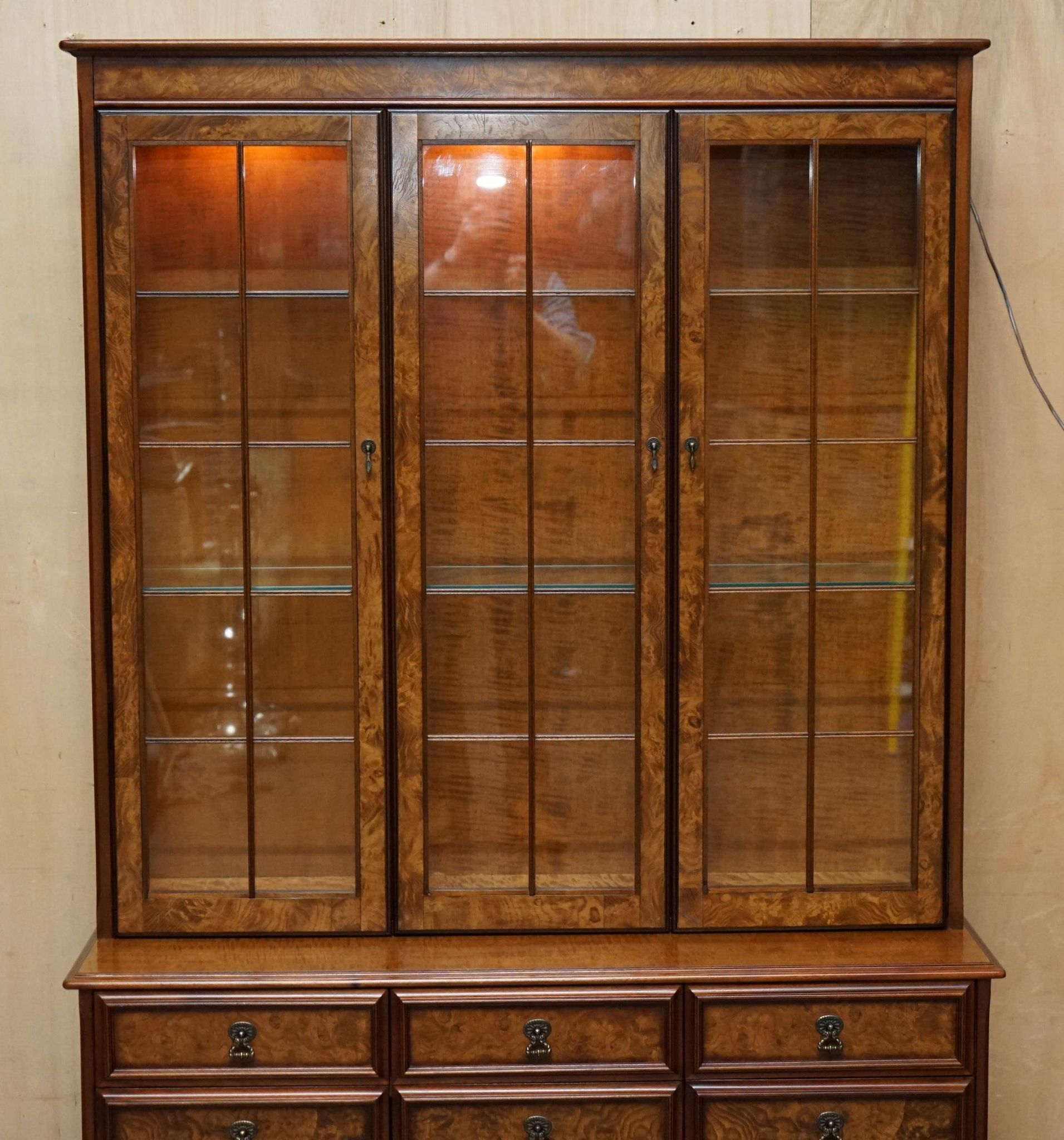 Buffet vintage en noyer burr avec vitres et éclairage, style Art Deco