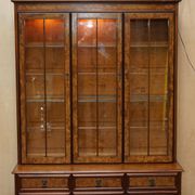 Buffet vintage en noyer burr avec vitres et éclairage, style Art Deco