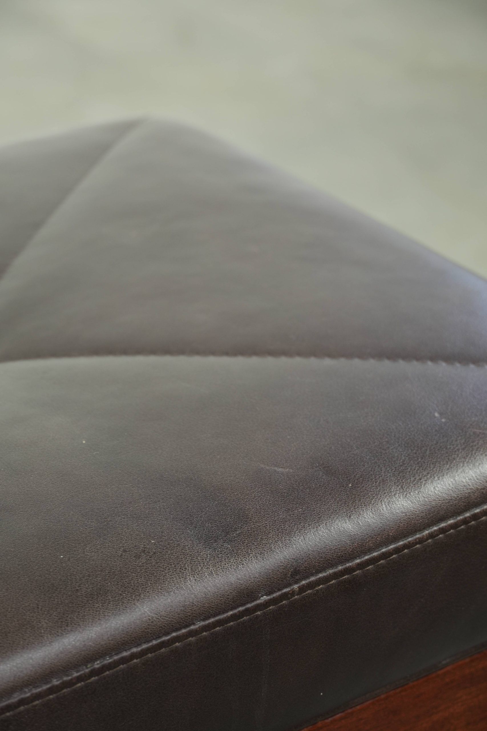 Pouf/tabouret en cuir marron chocolat au design Art Déco