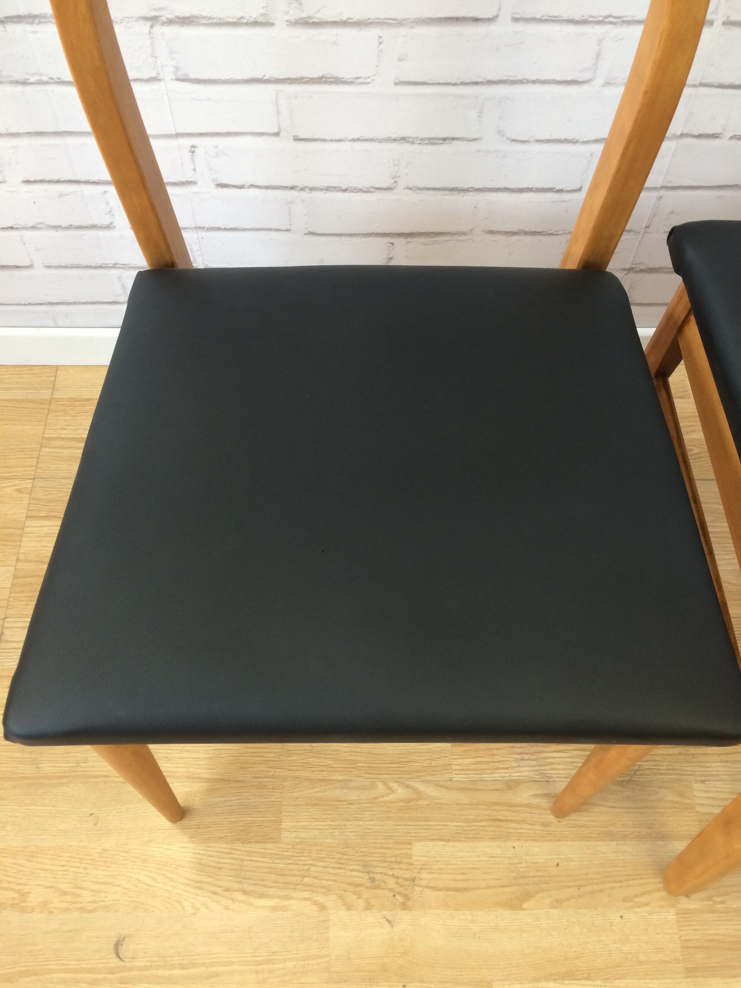 Lot of 2 Scandinavian chairs