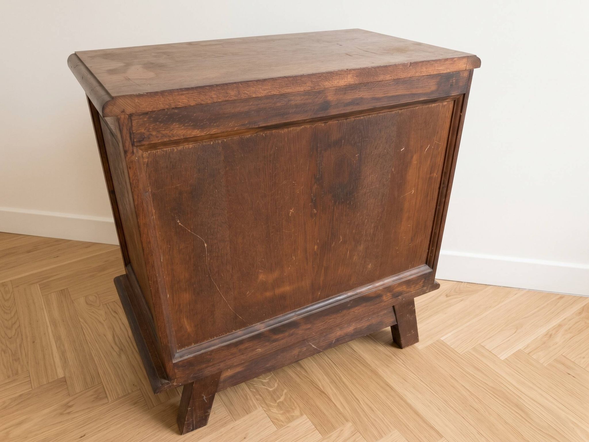Paire de tables de chevet anciennes en bois sculpté