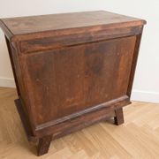 Paire de tables de chevet anciennes en bois sculpté