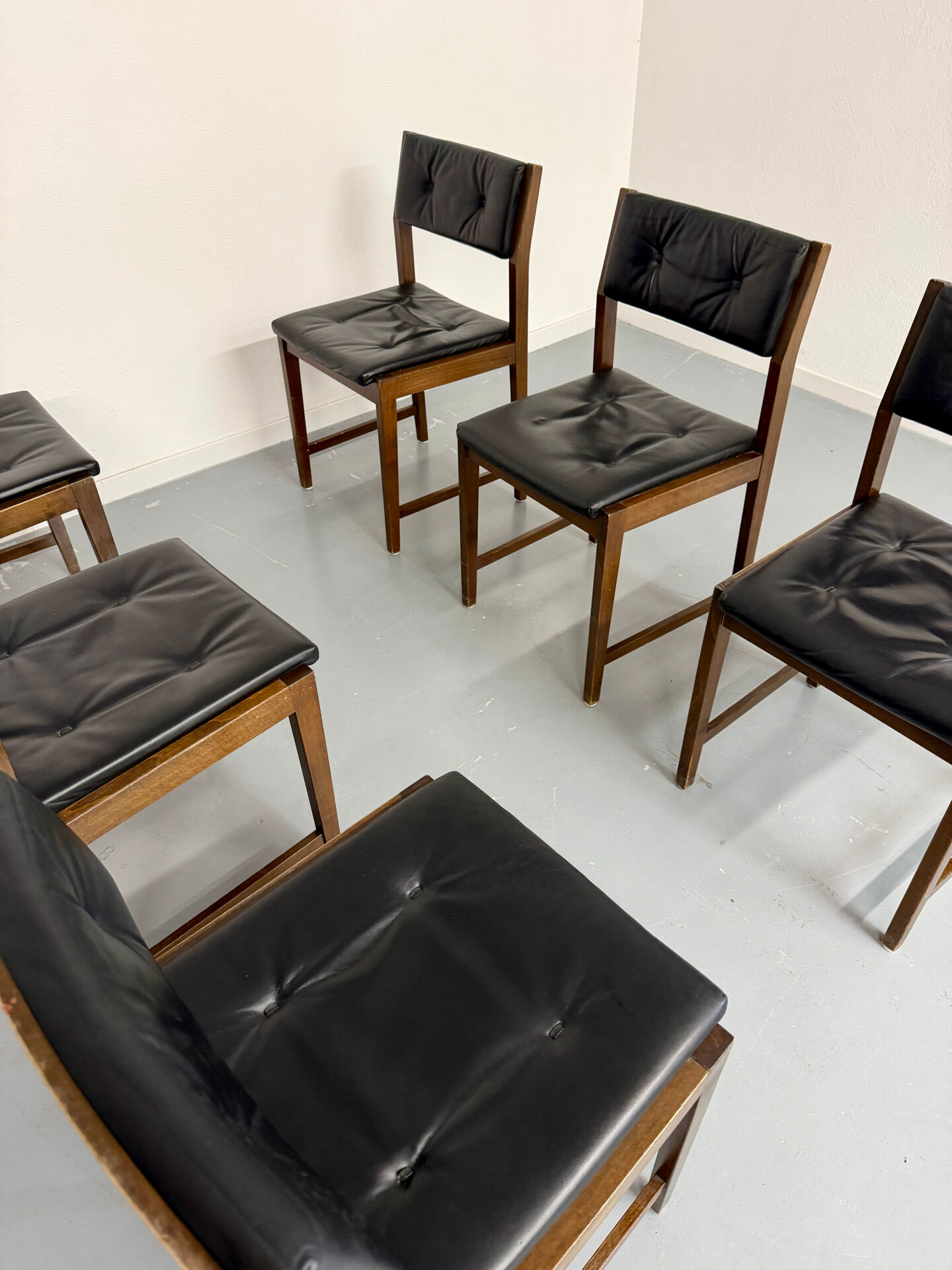Lot of 6 Scandinavian design chairs in wood and black faux leather an70.