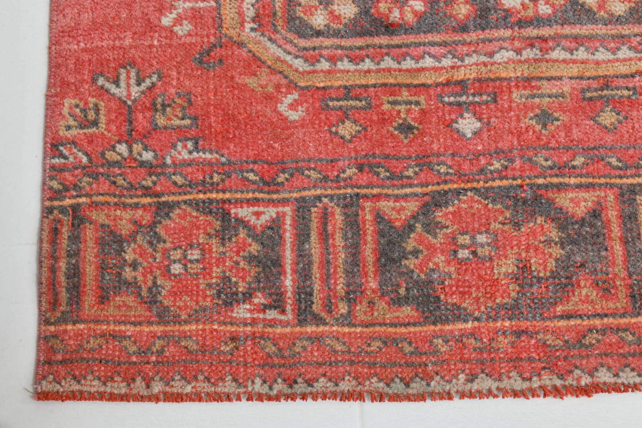 Tapis couloir vintage corail et beige aux motifs orientaux adoucis