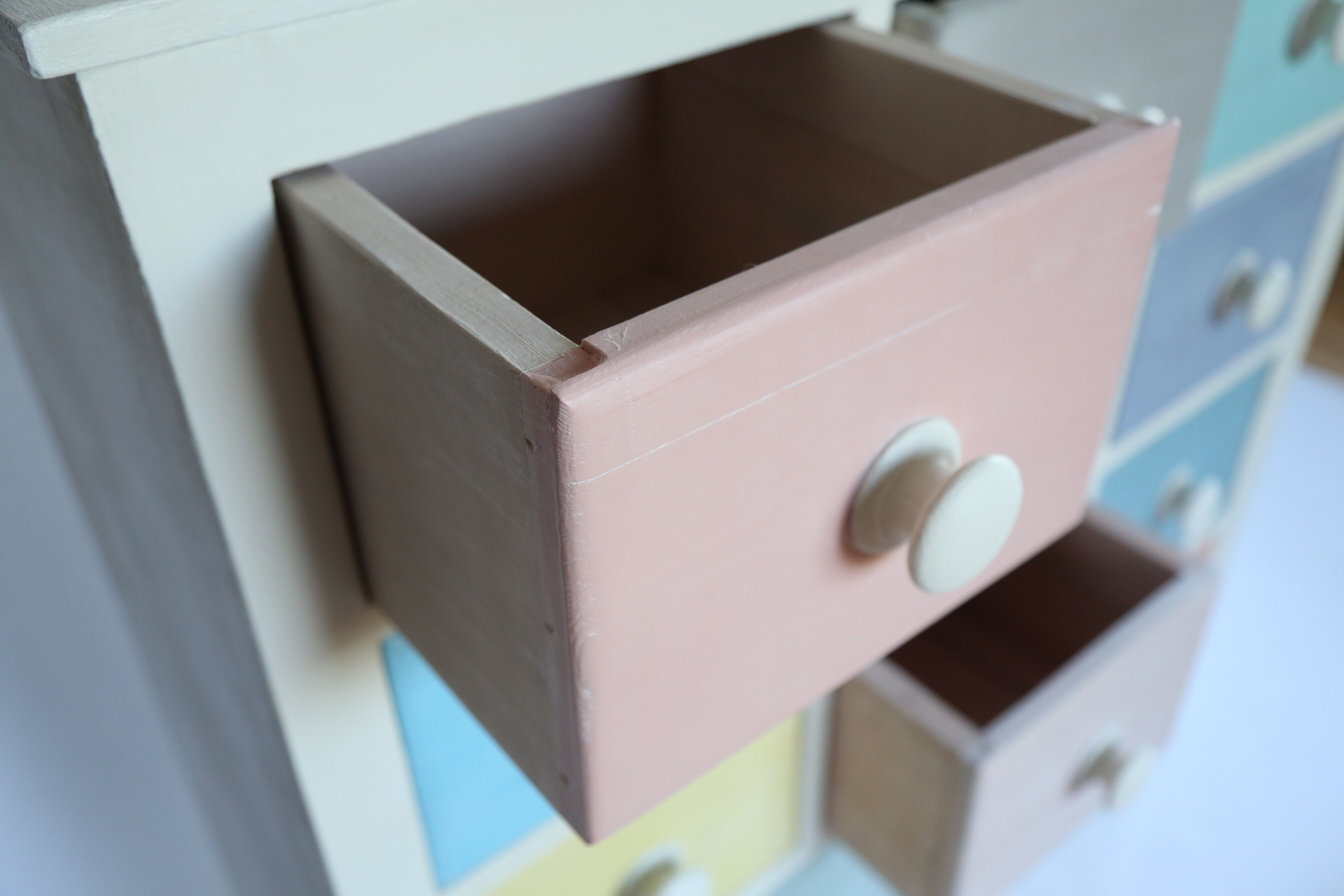 Pastel dresser