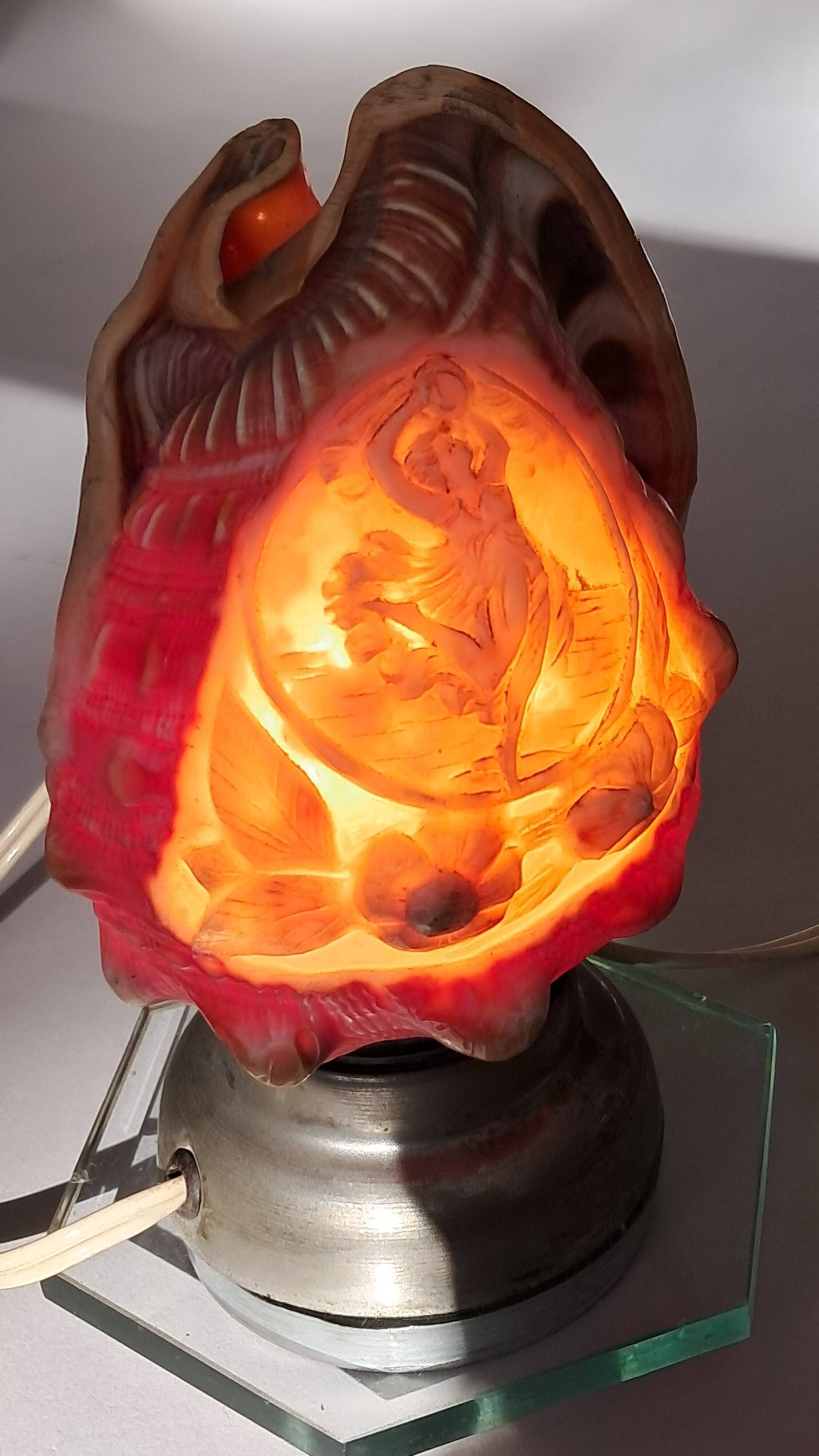 Old shell-shaped night lamp carved in cameo, Art Deco.