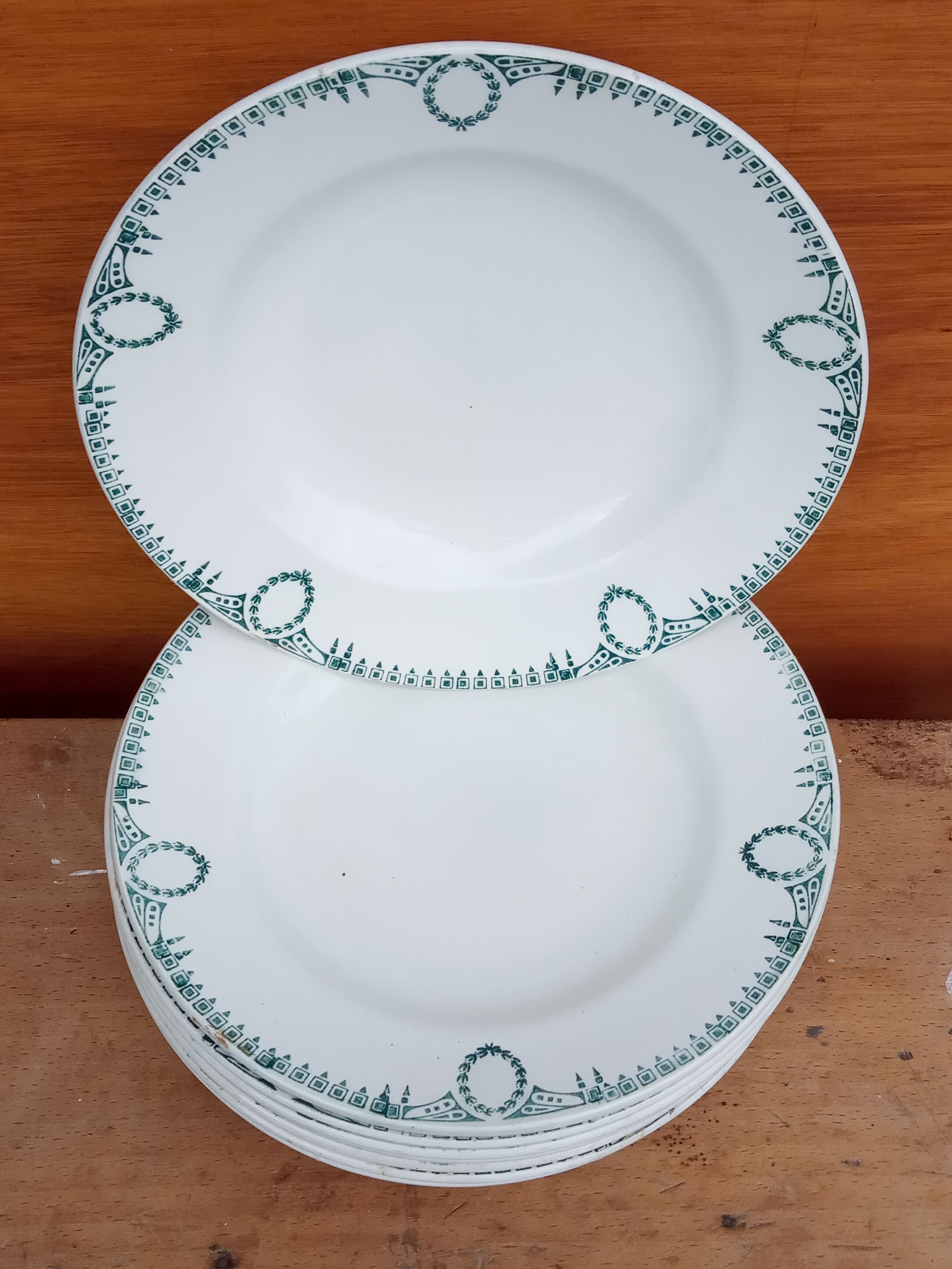Neuf assiettes creuses de Saint Amand