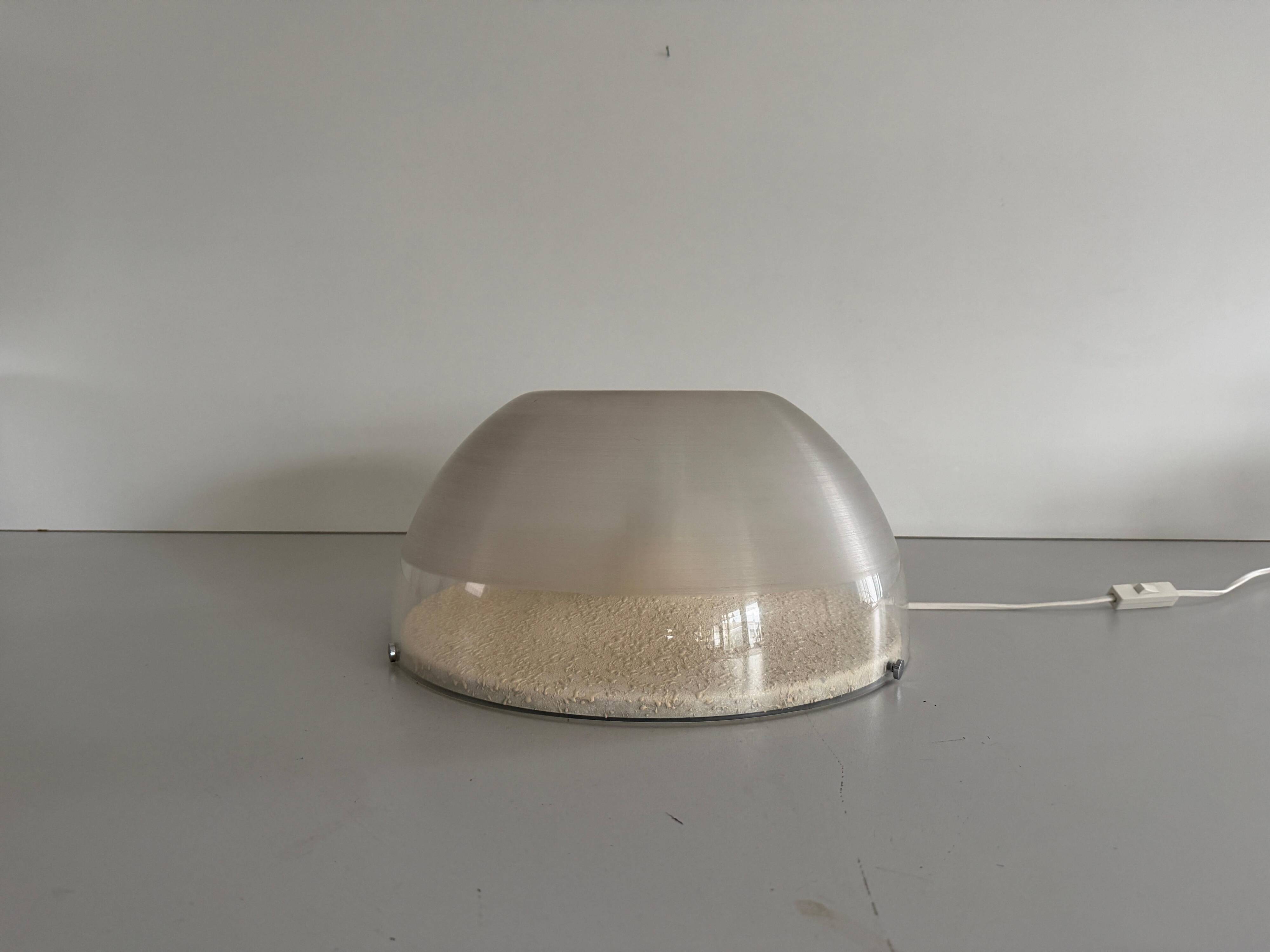 Lampe de table en métal semi-transparent et plexiglas par Harvey Guzzini, années 1960, Italie