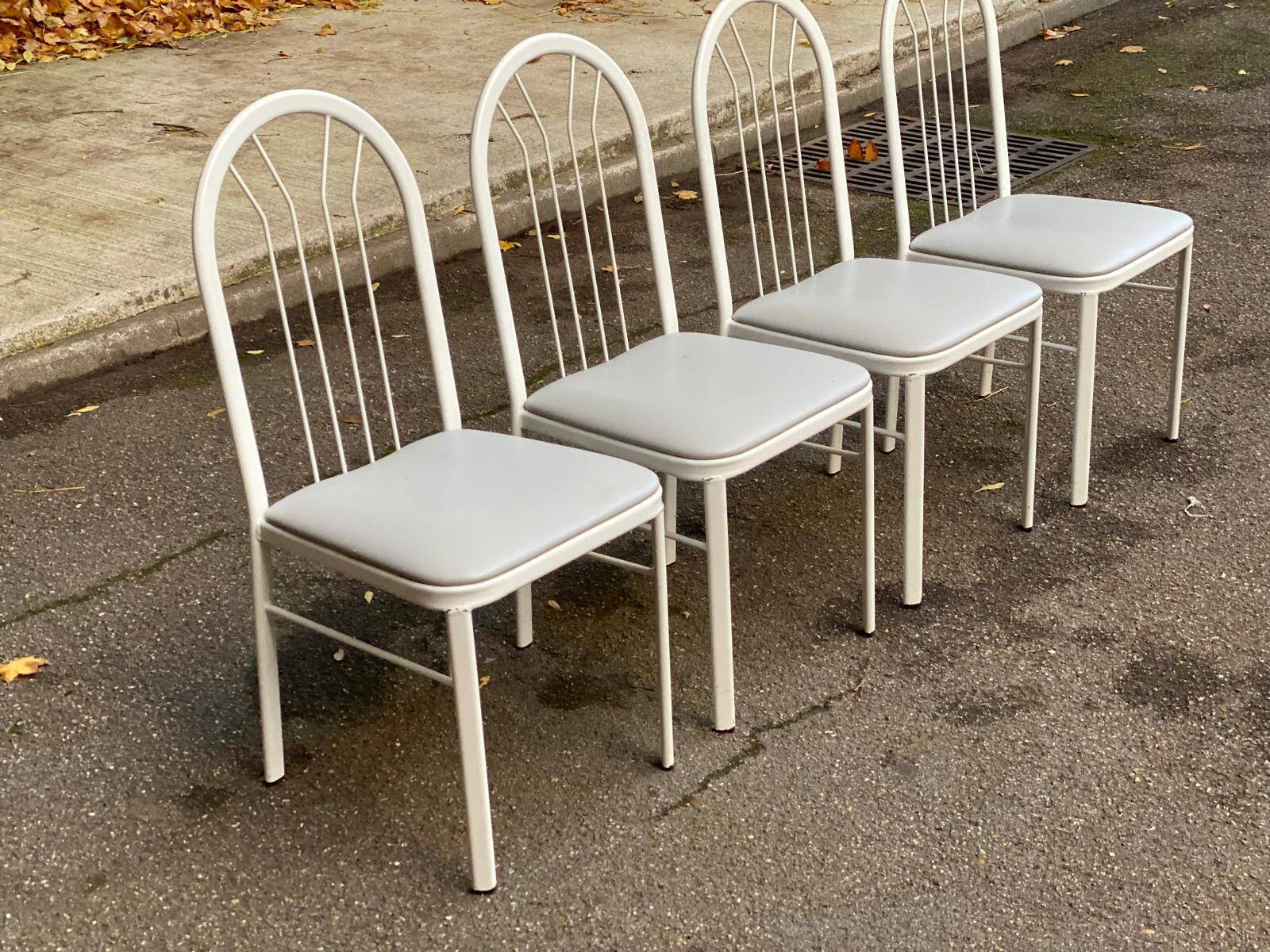 4 chaises en acier blanc et cuir gris