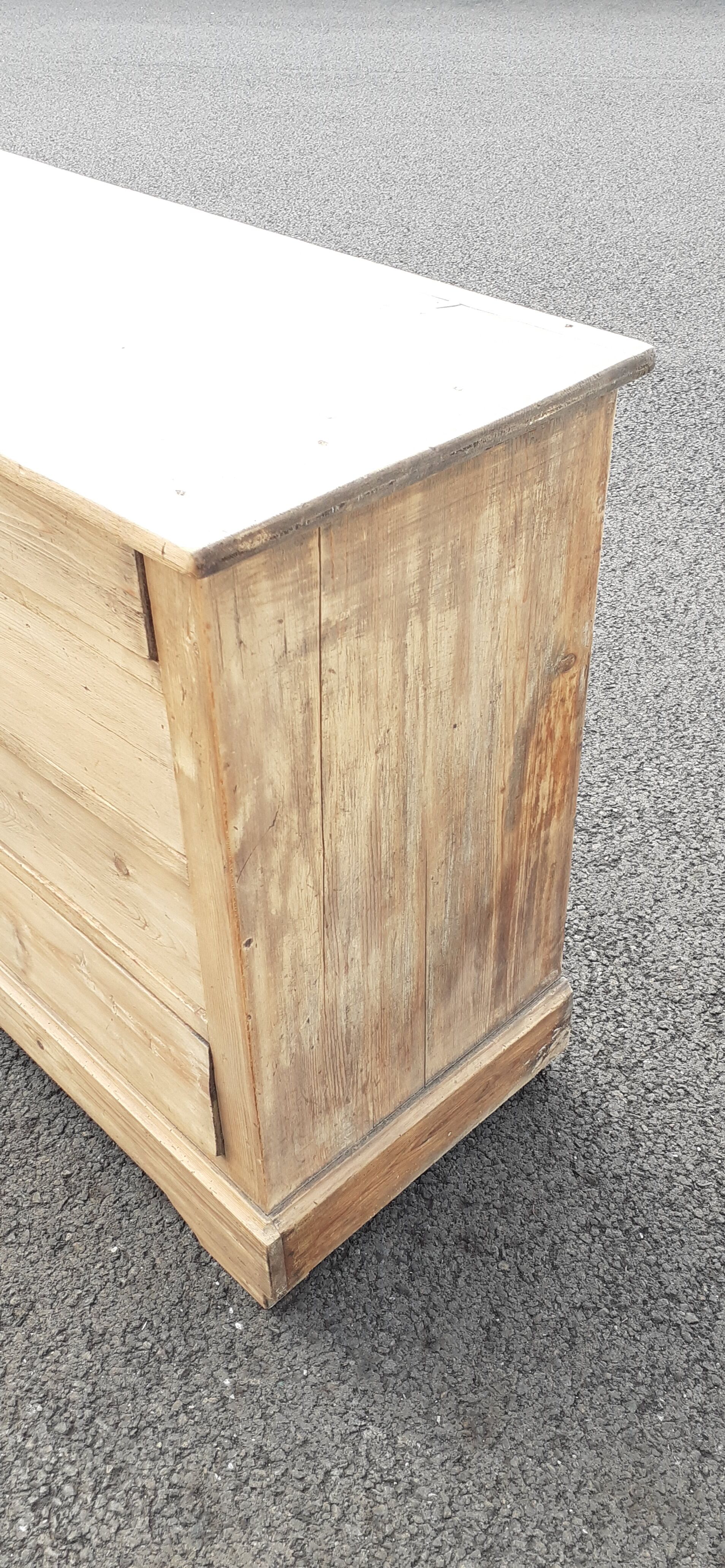 Ancient chest of drawers