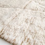 Tapis berbère marocain Beni Ouarain écru uni à losanges gravés 302x197cm