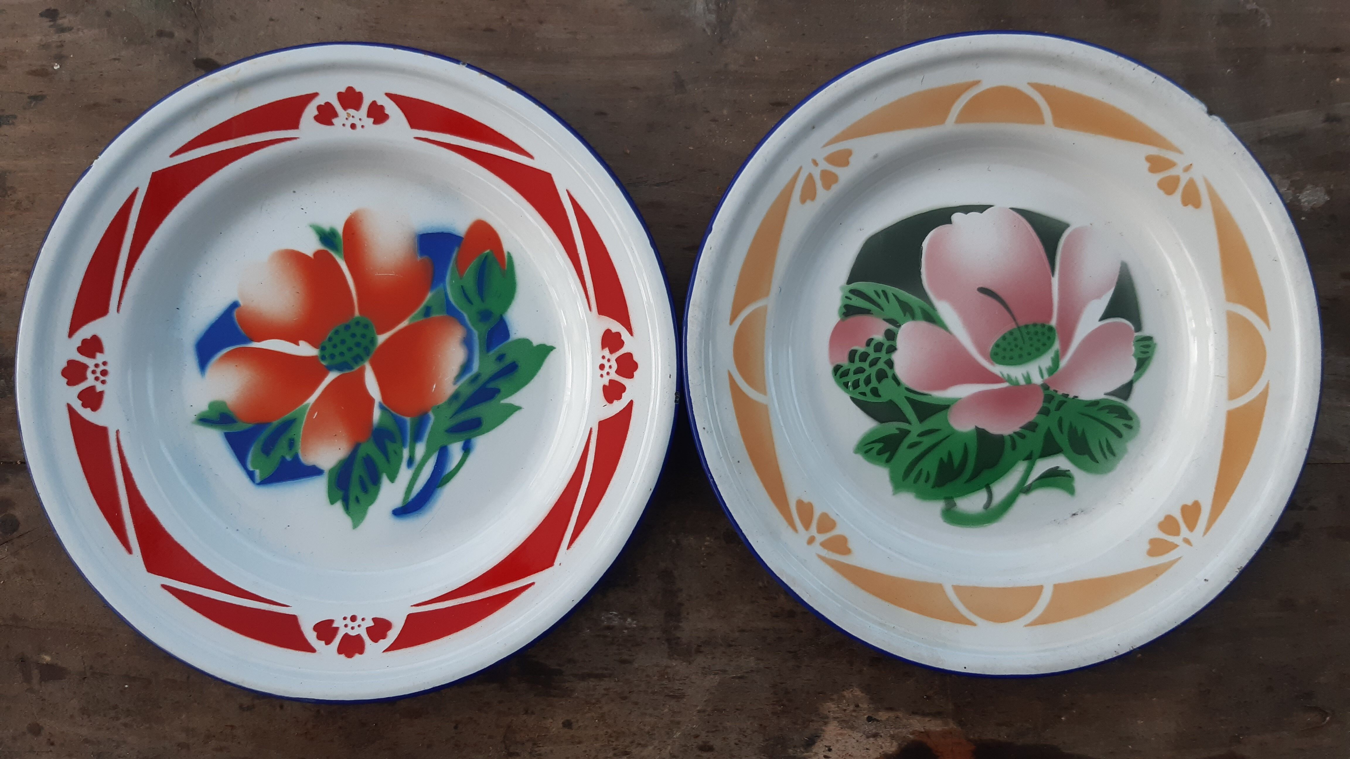 Set of 4 flat plates enamelled sheet metal