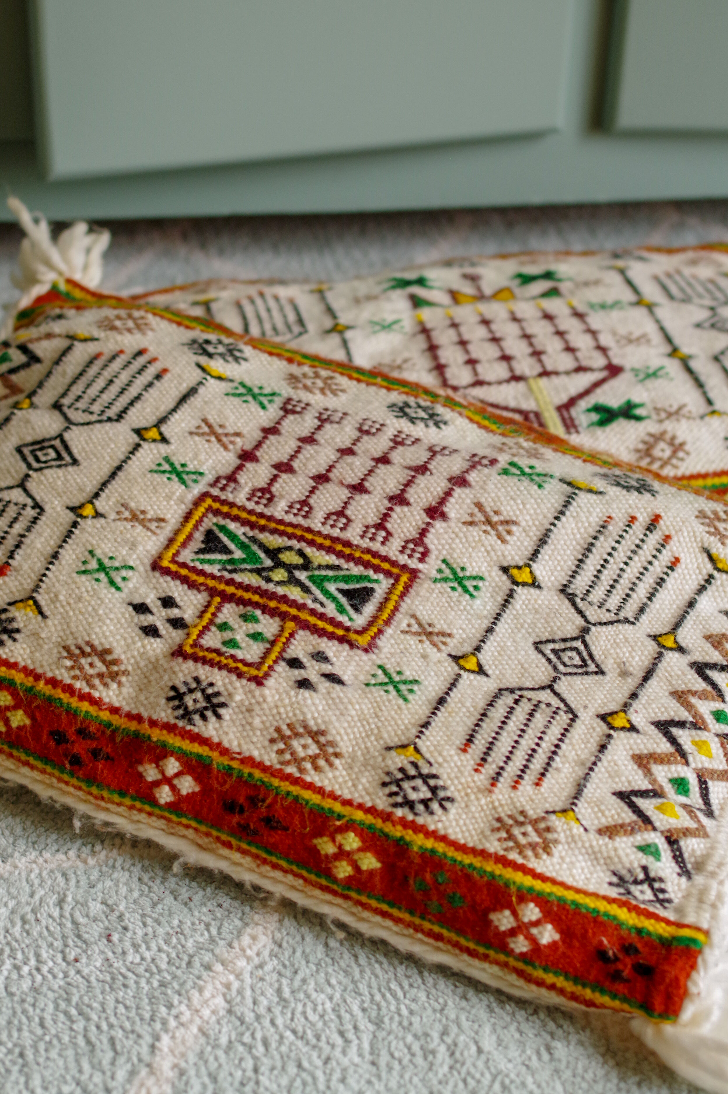 Coussin ancien broderies ethniques 51x34cm