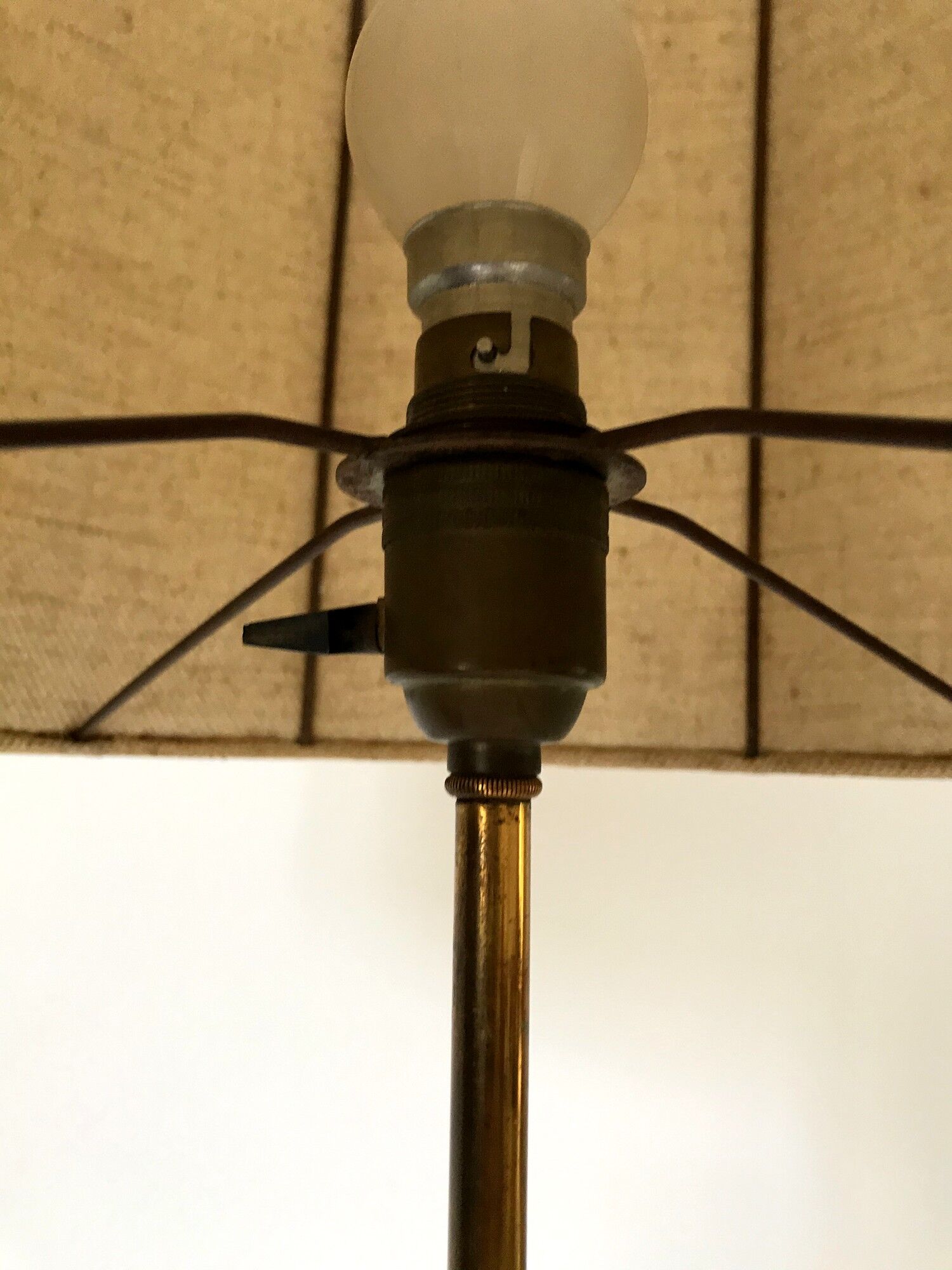 Lampadaire vintage en fer forgé et bronze années 50