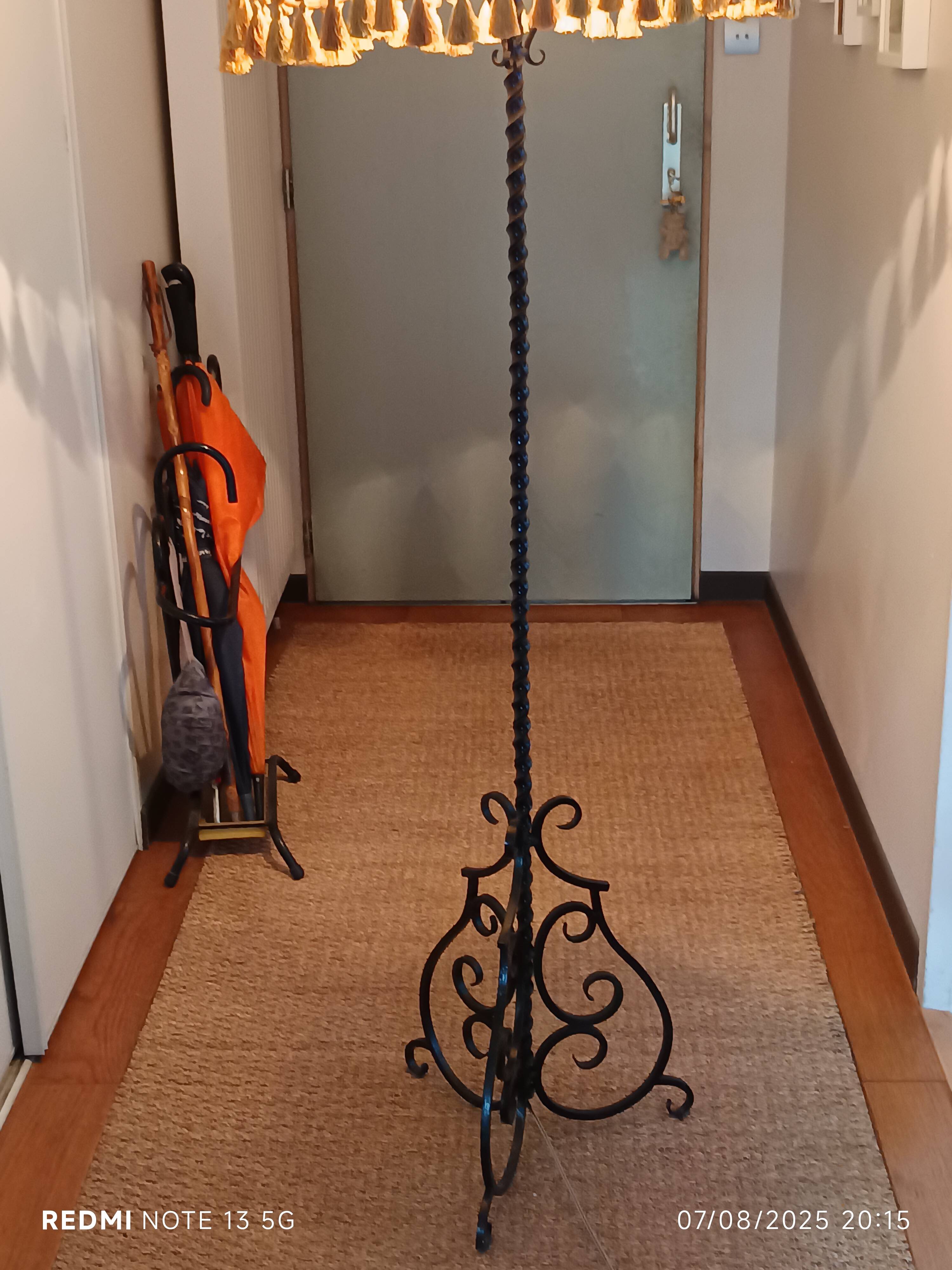 Lampadaire en fer forgé de qualité travail artisanal