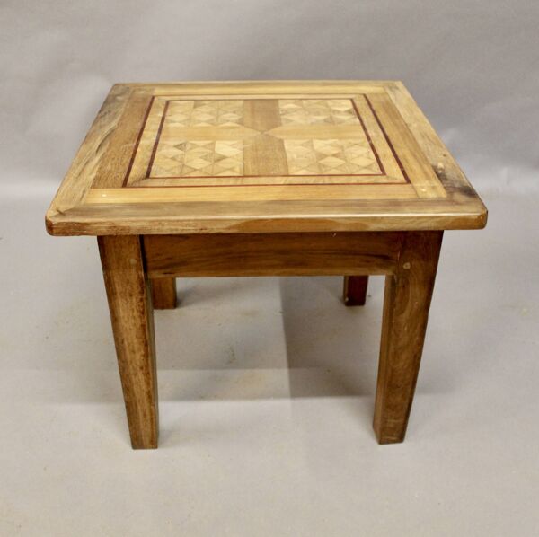 Table basse dessus parquet ancien marqueté