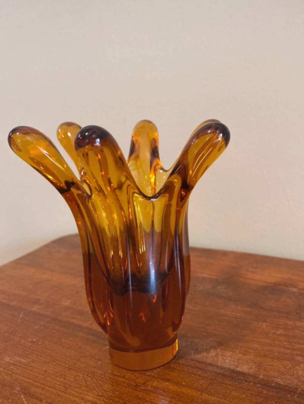 Vase en verre ambré