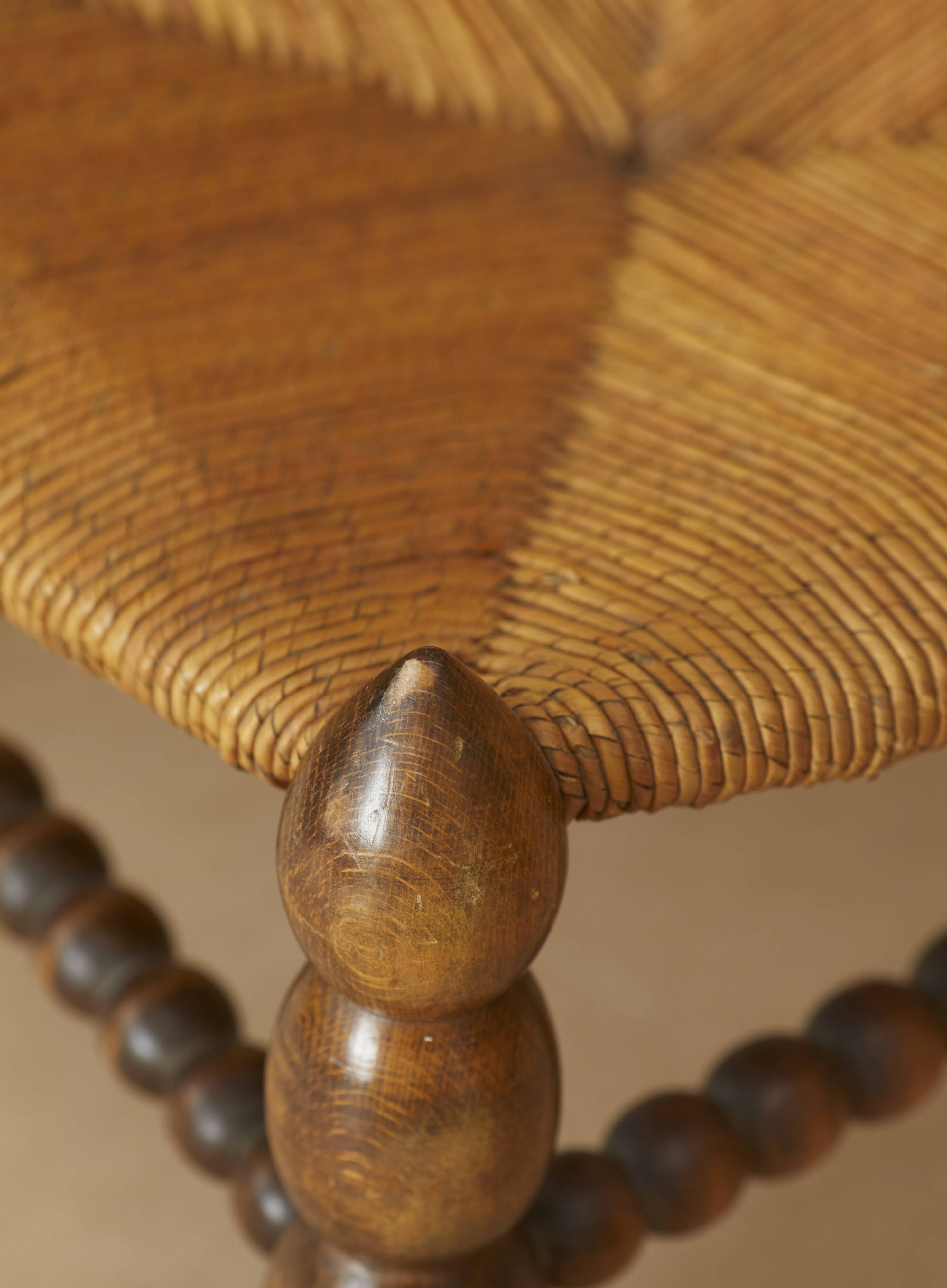 Chaise basse en bois (chêne) et paille circa 1950