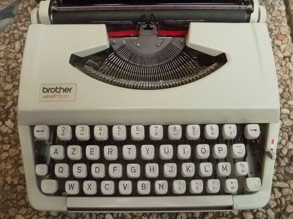 Typewriter Brother model 200