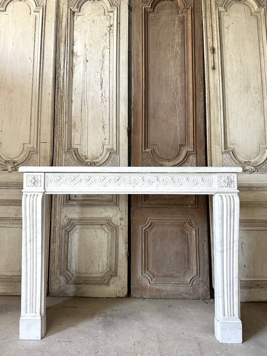Louis XVI fireplace in white marble, 19th century.