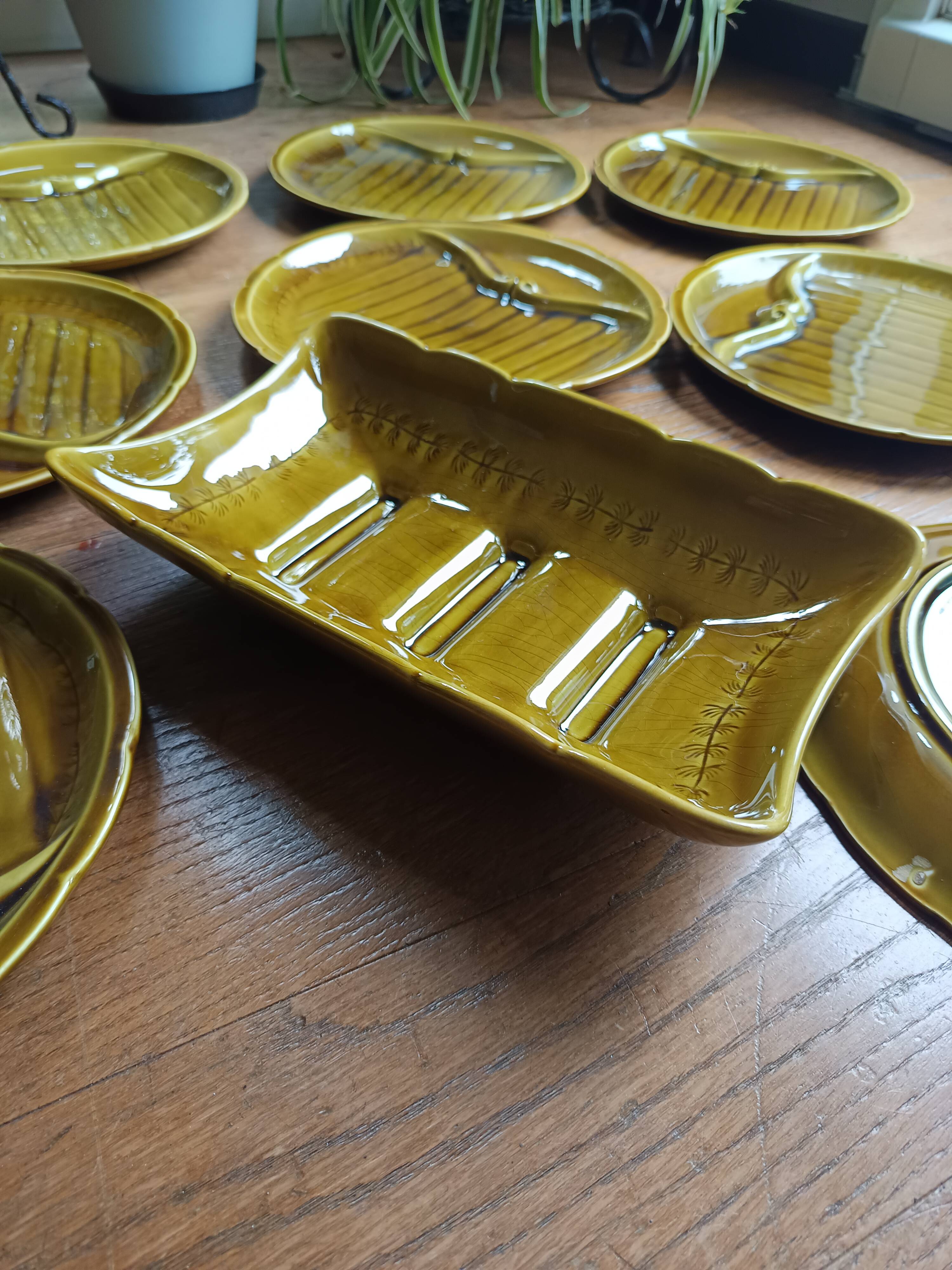 Gien glossy earthenware asparagus service, 1970