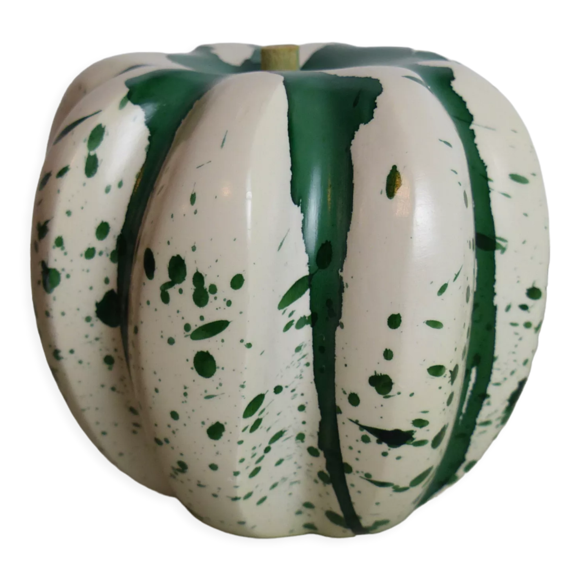 Decoration in green speckled wood in the shape of a coloquinte