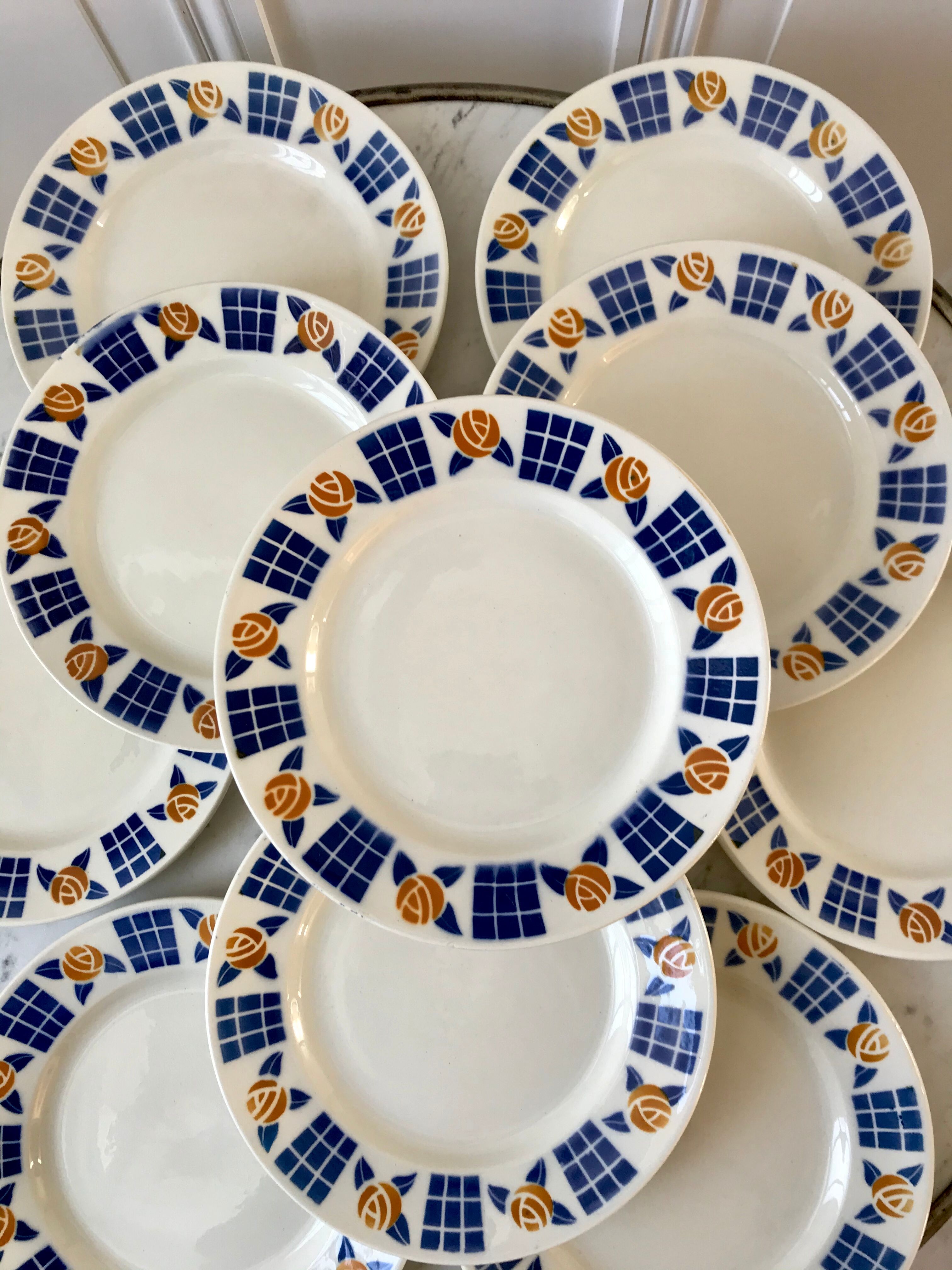 Badonviller dessert service consisting of a cake dish and 10 30s dessert plates