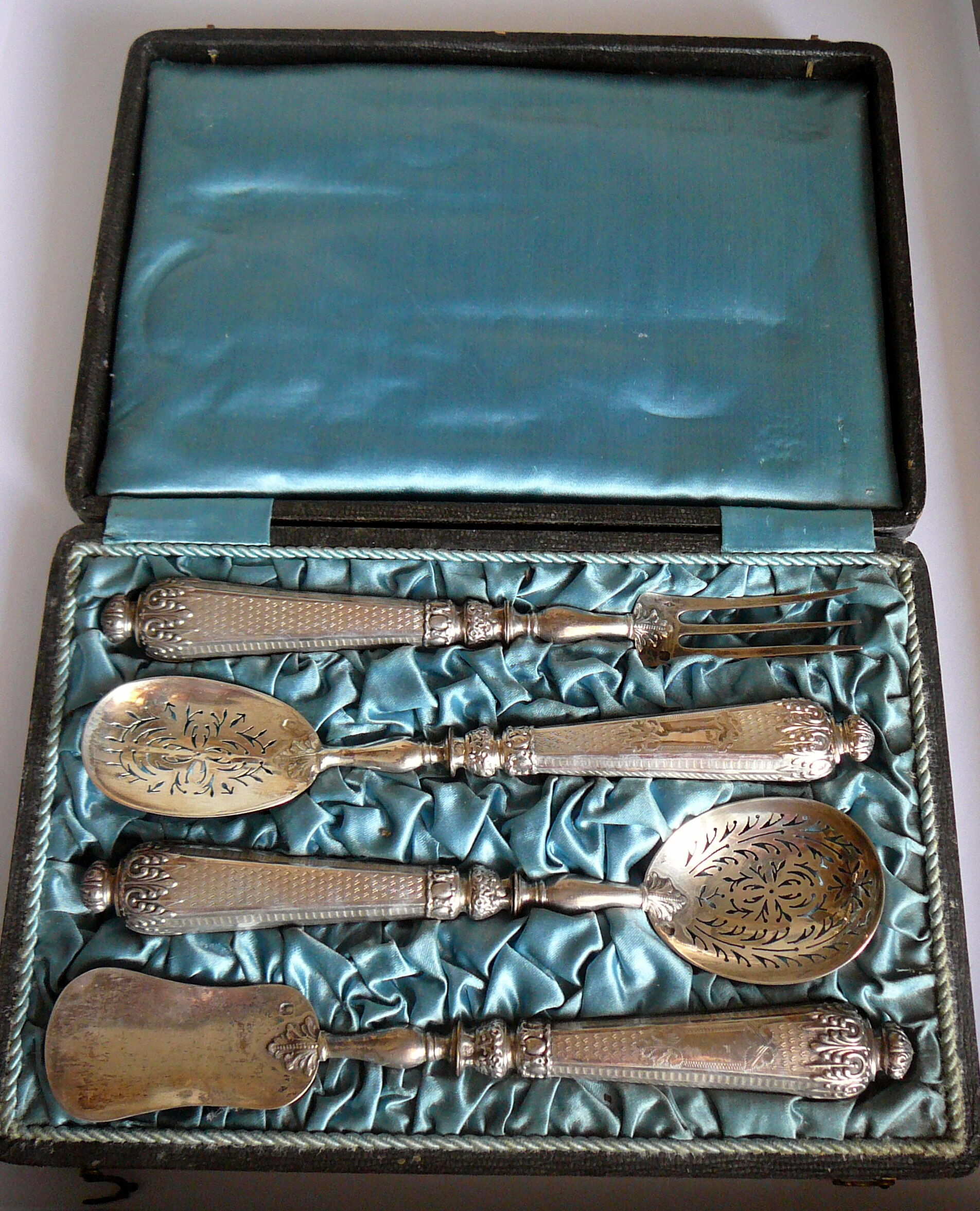 Covered to old chiseled silver hors d'oeuvres