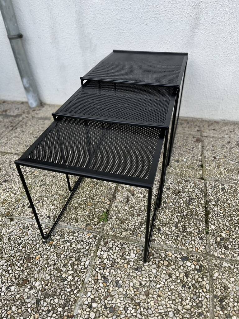 Minimalist nesting table
