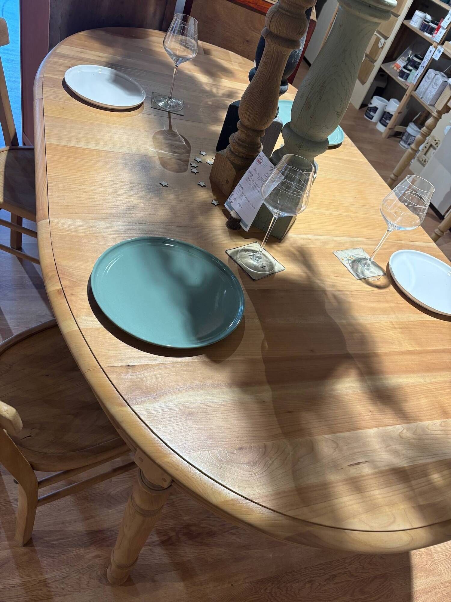 Table ovale en merisier naturel