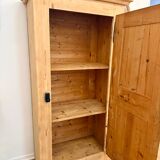 Armoire bonnetière en bois massif