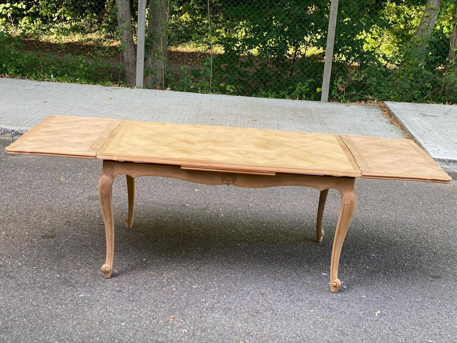 Table à manger Louis XV extensible rénovée en bois brut