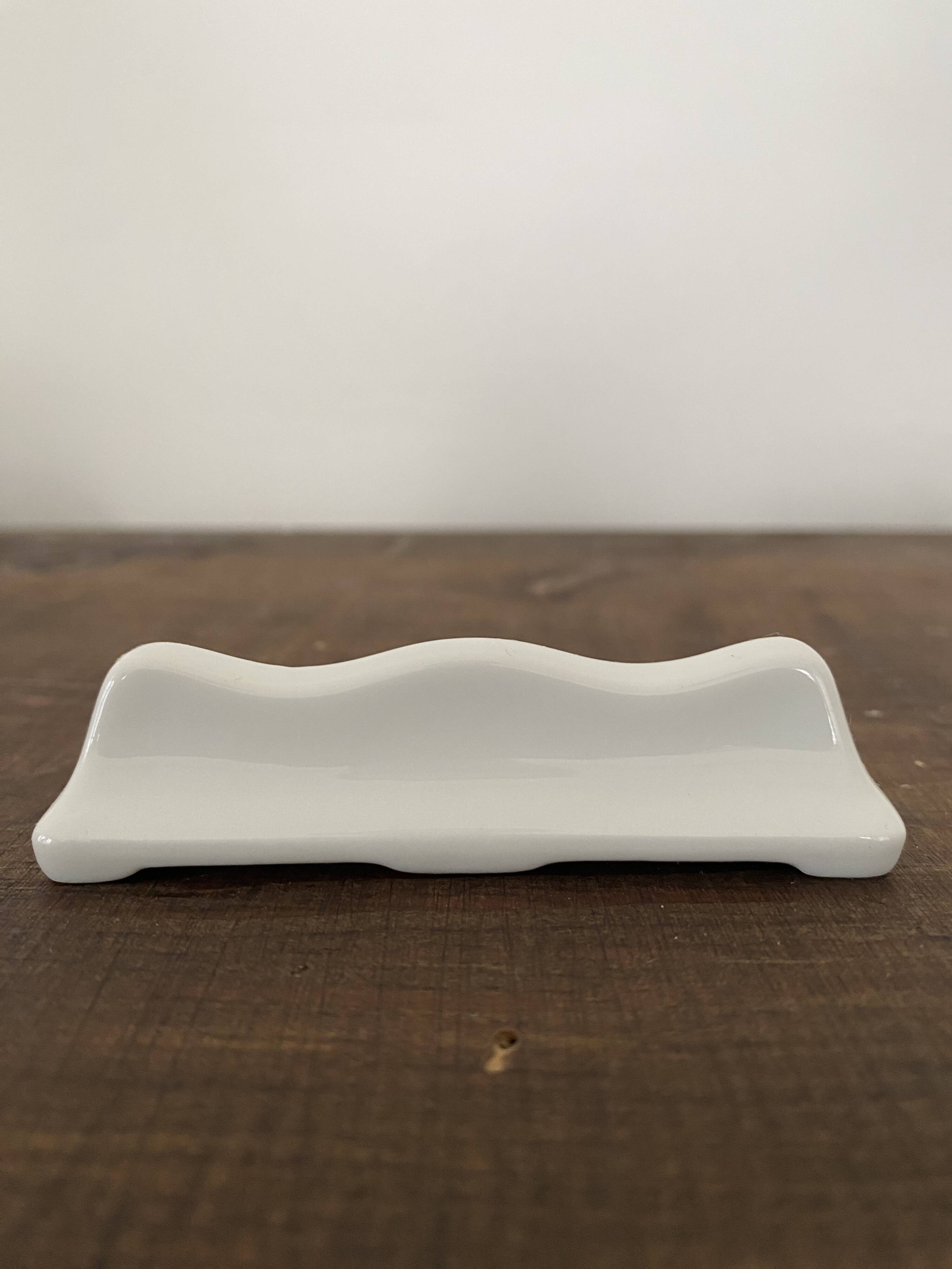 Vintage knife holders of 12, in white wave-shaped porcelain