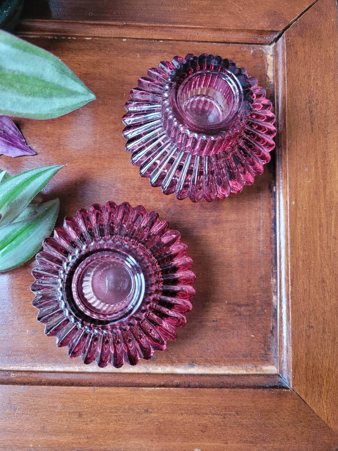 Lot de 2 bougeoirs en verre violet