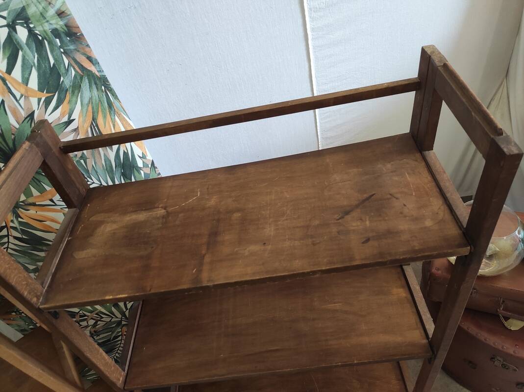 Foldable and stackable wooden shelves