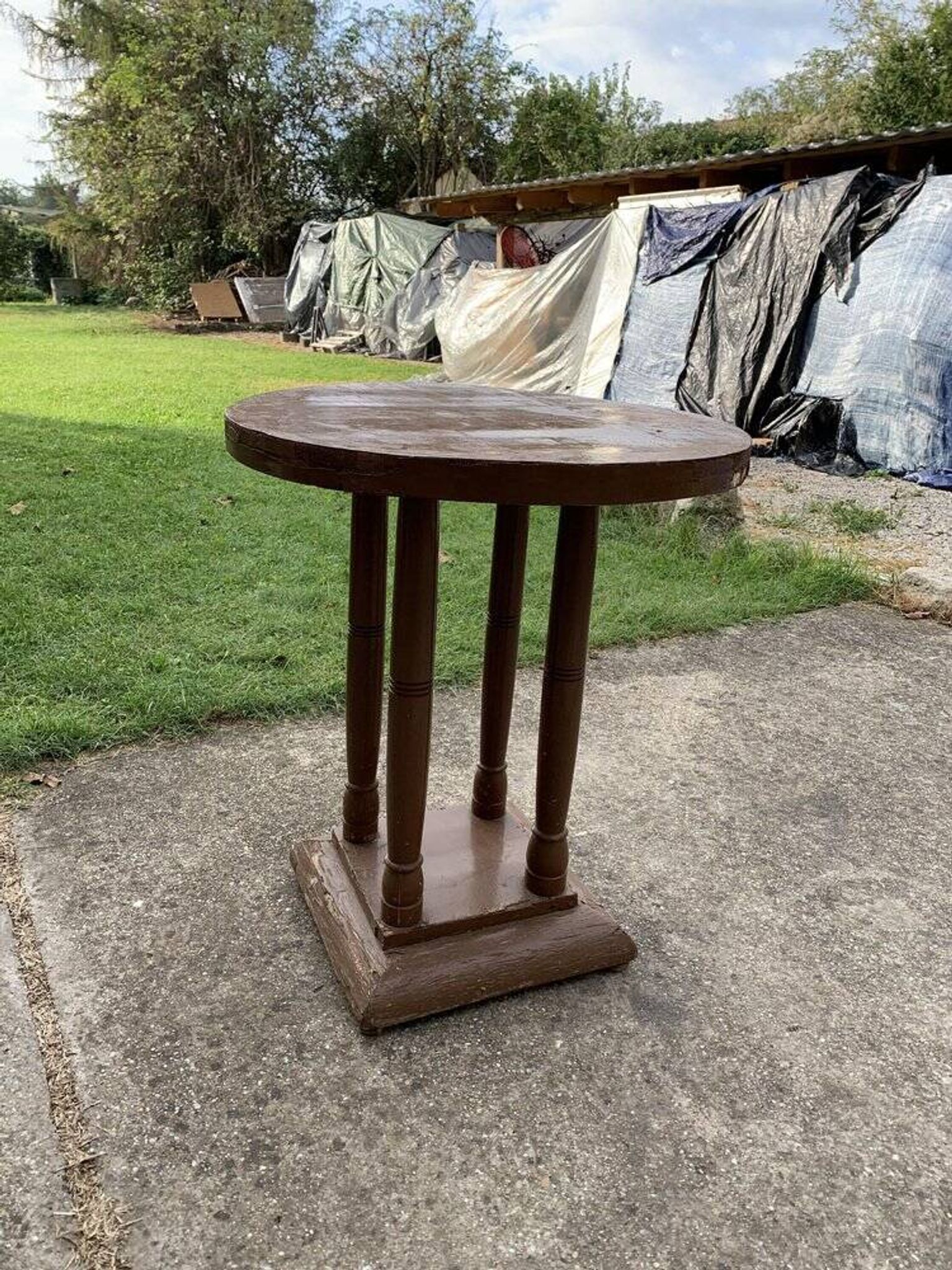 1930s Art Deco round side table in painted brown wood — column leg base