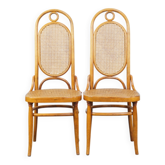 2 chaises en bois courbé clair de style Thonet modèle « Long John »