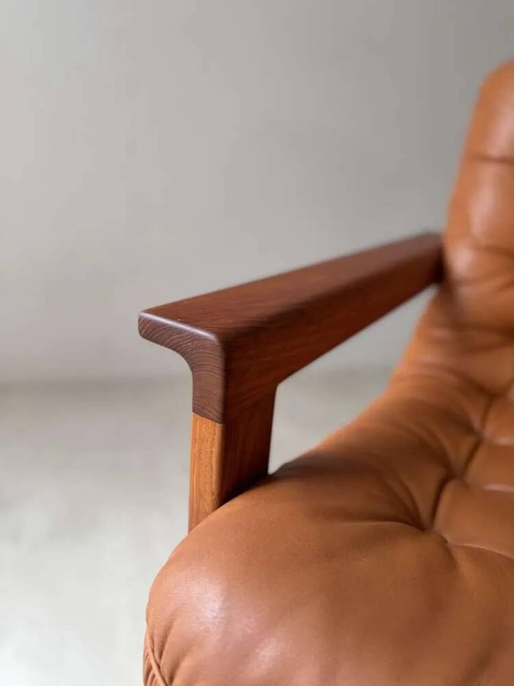 Vintage lounge chair in teak and leather from the 1960s.