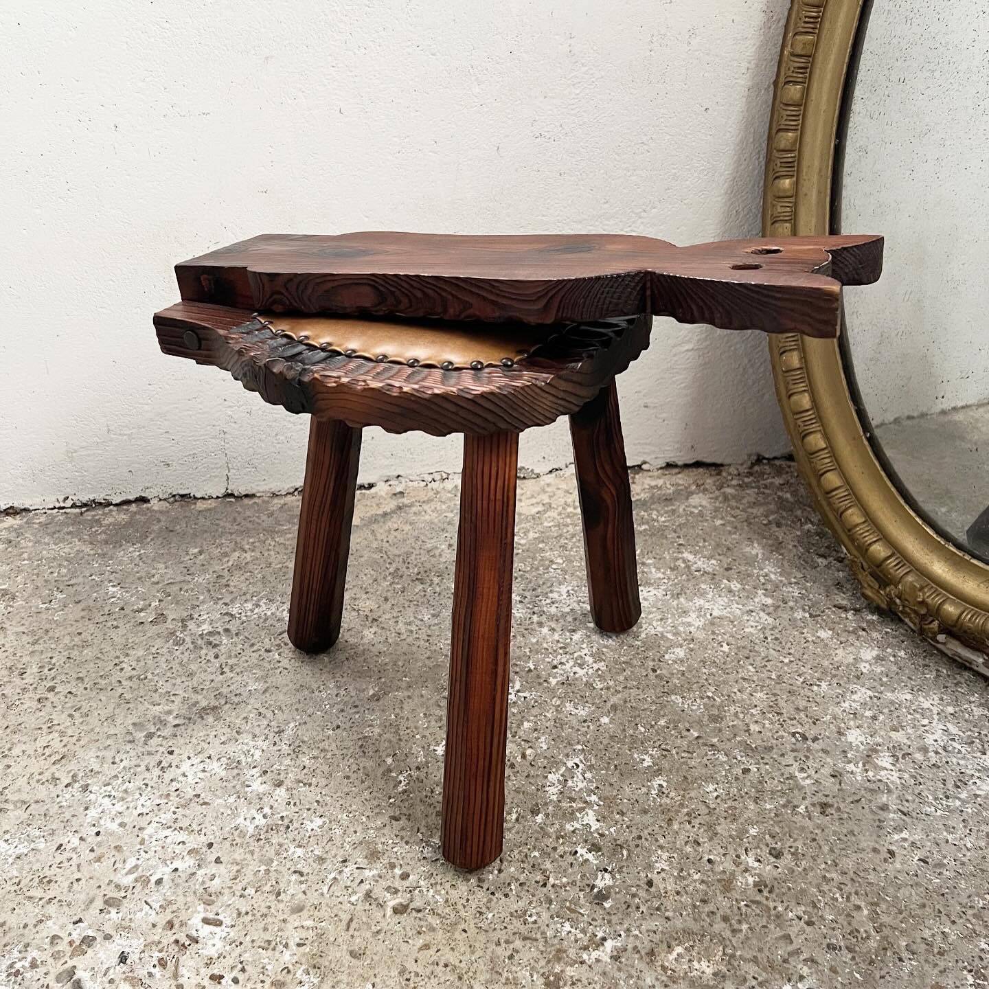 Folding tripod stool with cat back