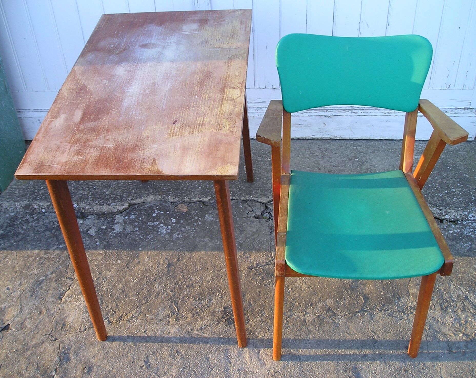 Table-desk set and his green leatherette Chair of the 1960s, feet vintage compass