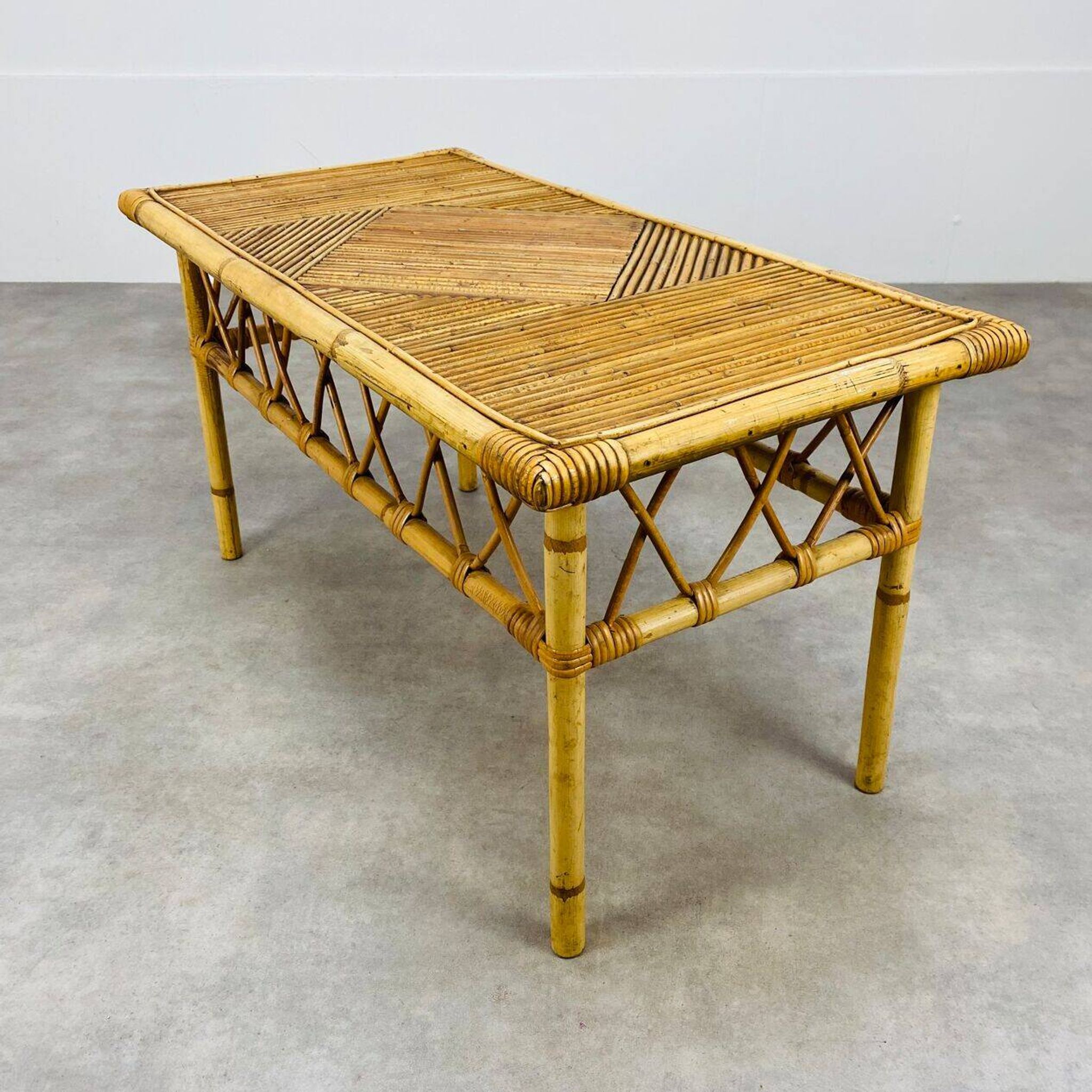 Table basse rotin et bambou années 60, avec son porte revue
