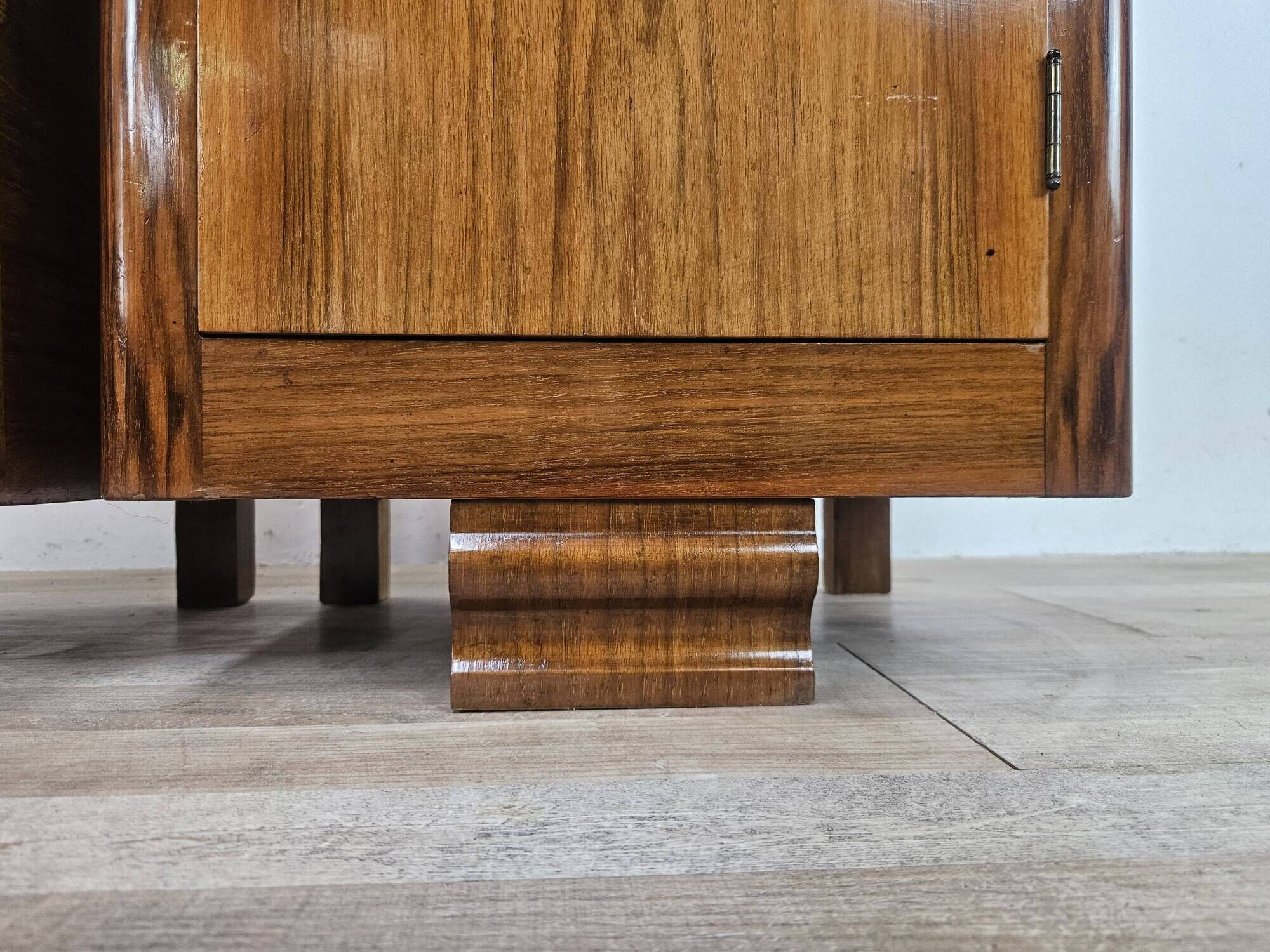 Pair of Art Decò walnut nightstands, 1940