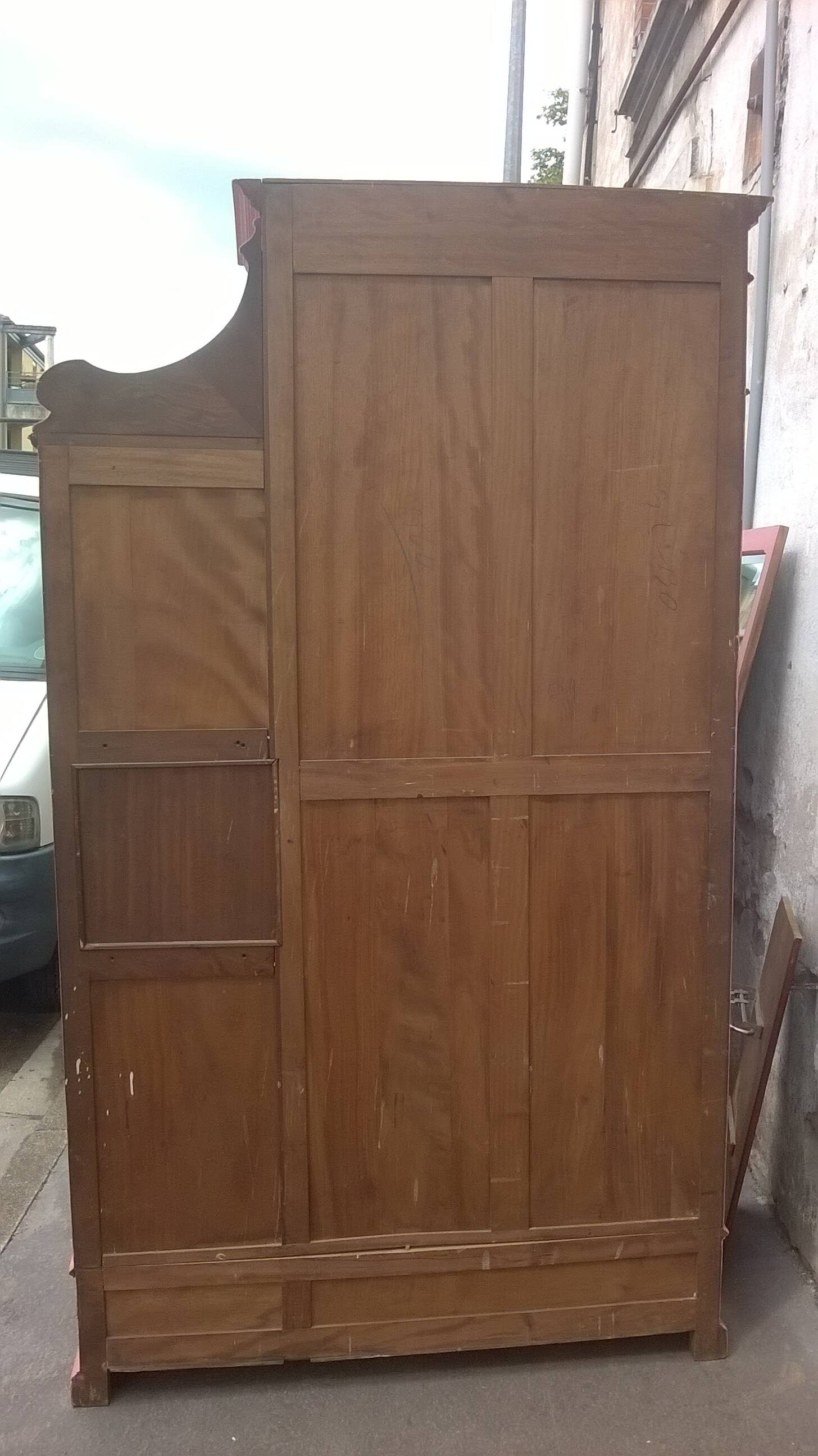 Parisian hotel wardrobe year 1900