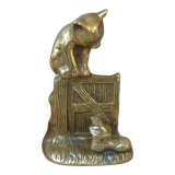 Figurine en laiton doré de chat sur clôture regardant une souris dans une chaussure Vintage India