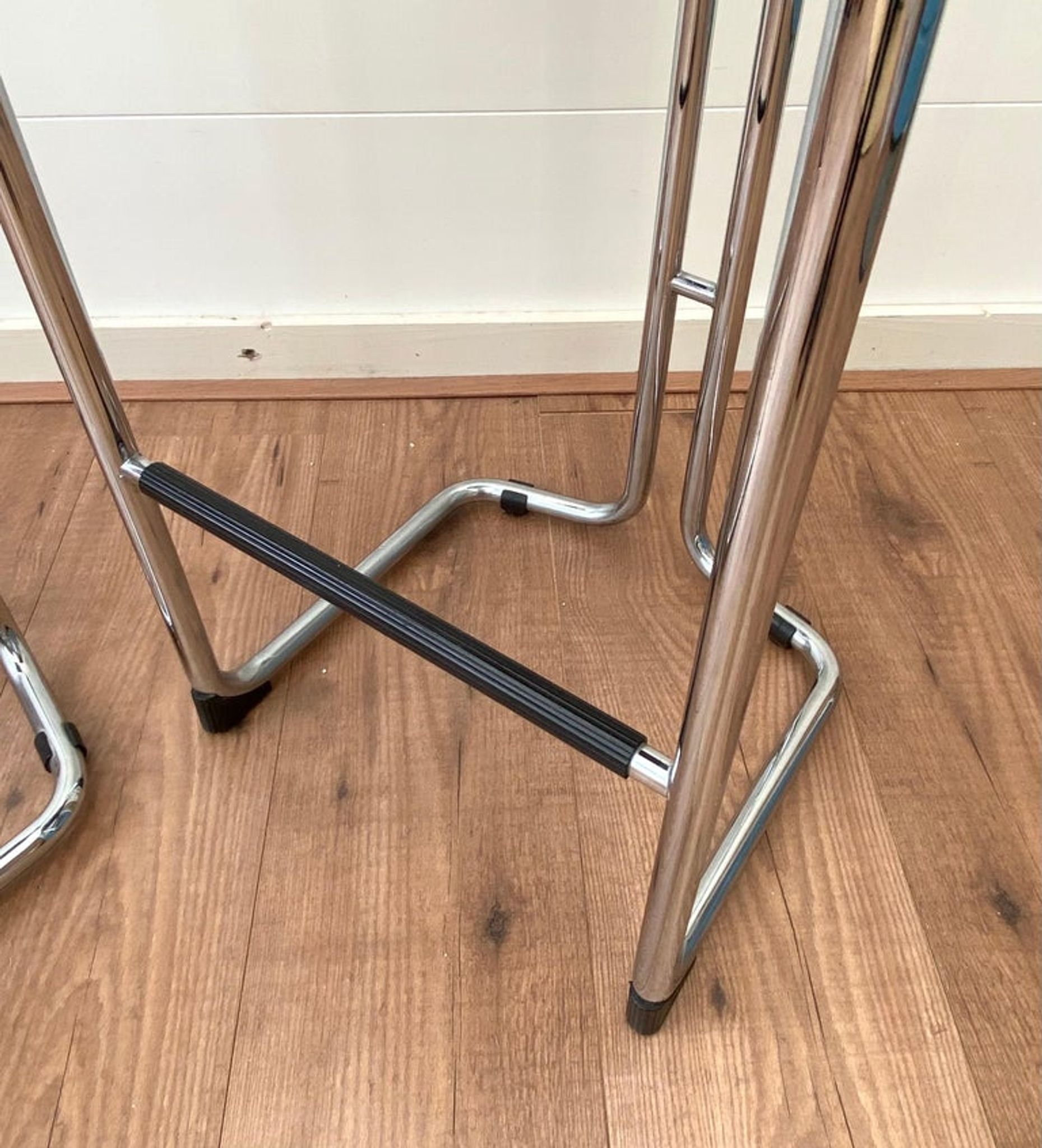 Tabourets de bar modernes noirs et chromés de casamania, set de 2