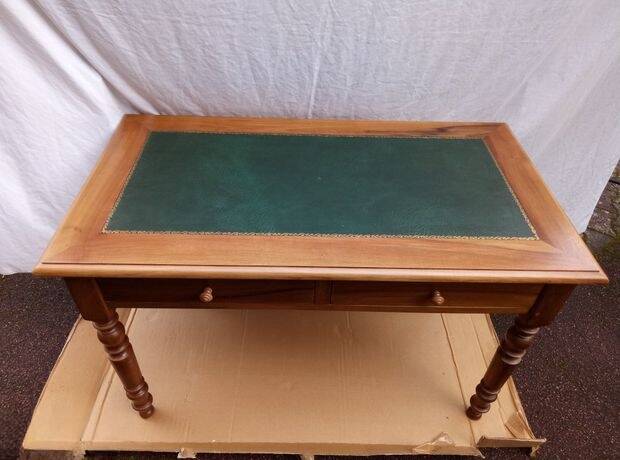 Ancien bureau en noyer massif