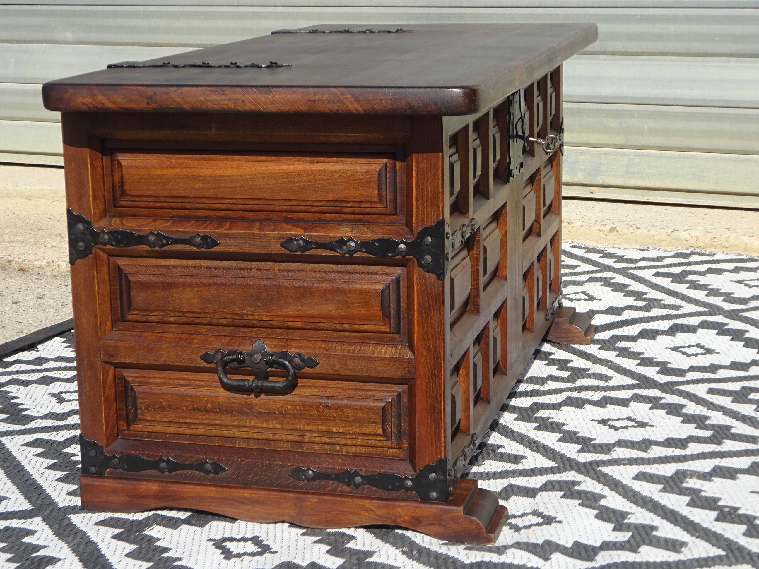 Tuscan chest in solid wood, Argudo Navarro, Spain