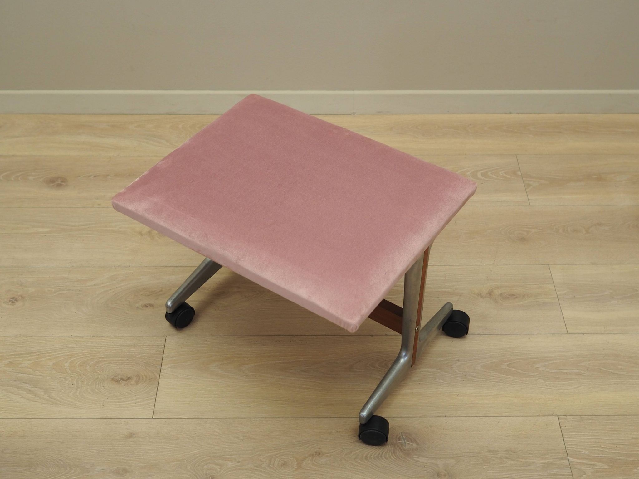 Repose-pieds danois rose, années 1960