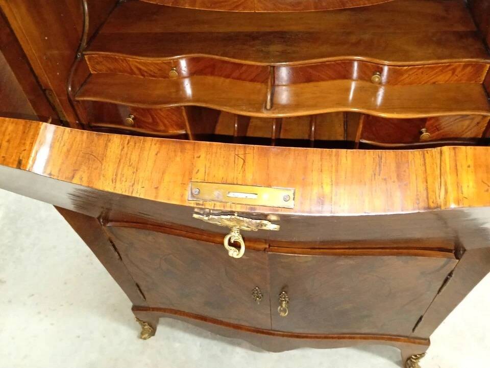 Important Louis XV secretary, in floral marquetry and rich.